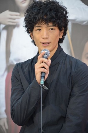 舞台『GS近松商店』製作発表会見に出席した渡部豪太