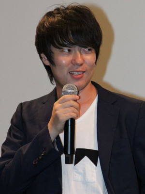 『at Home アットホーム』公開直前トークイベントに出席したウーマンラッシュアワー・村本大輔