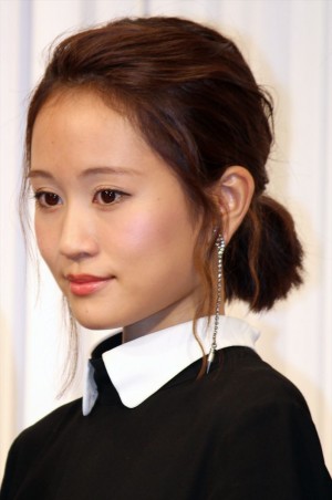 舞台『青い瞳』製作発表会見に出席した前田敦子