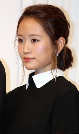 舞台『青い瞳』製作発表会見に出席した前田敦子