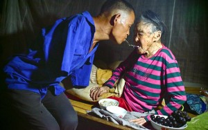 両腕のない男性、寝たきりの母を介護　驚きの生活に注目集まる