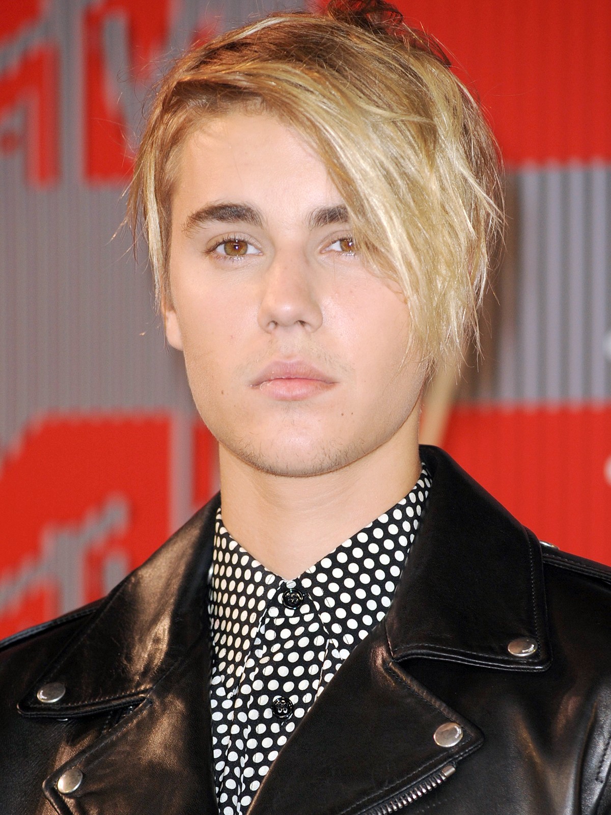 ジャスティン・ビーバー、MTV VMA 2015で新曲パフォーマンス後に号泣