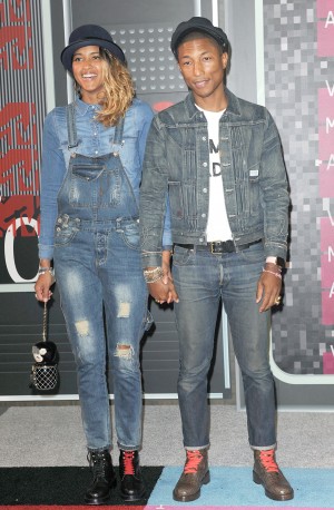 ファレル・ウィリアムス（右）、LAで開催された「MTVビデオミュージックアワード2015」にて