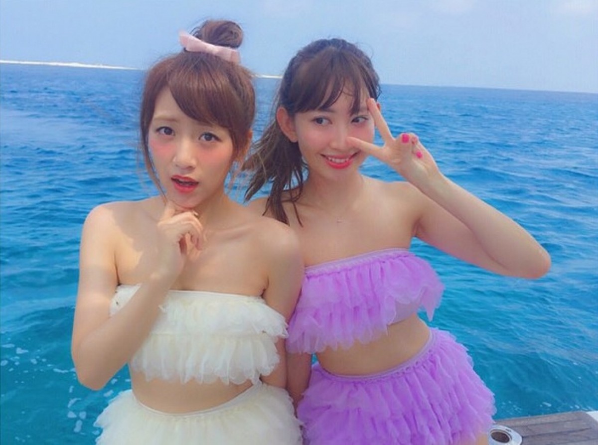 AKB48の小嶋陽菜、高橋みなみが水着ツーショット写真を公開