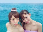 AKB48の小嶋陽菜、高橋みなみが水着ツーショット写真を公開