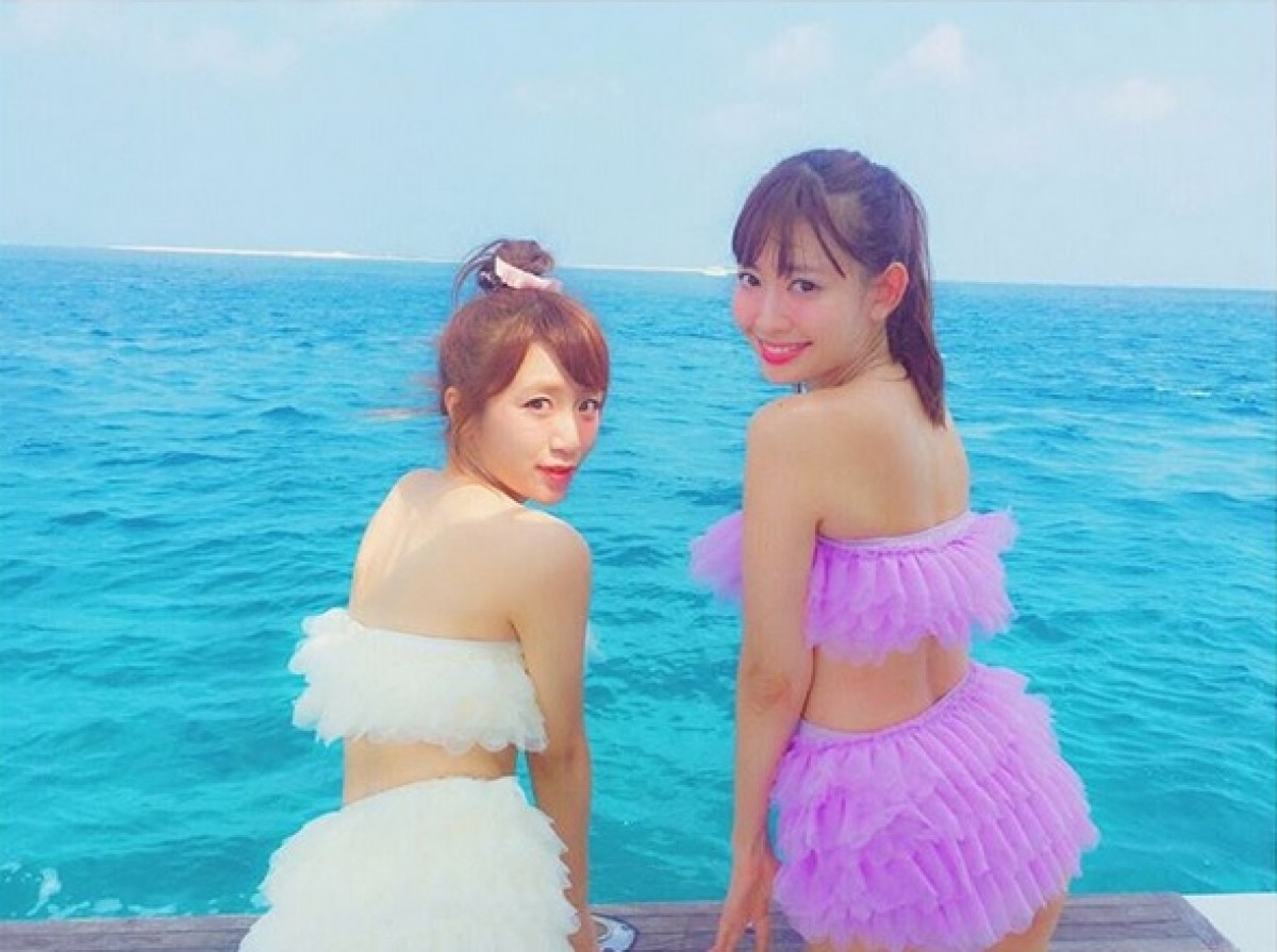 小嶋陽菜、プライベート旅行を満喫！高橋みなみと“おそろいビキニ”でツーショット