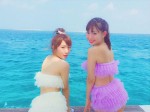 AKB48の小嶋陽菜、高橋みなみが水着ツーショット写真を公開