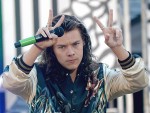 「1D」ハリー・スタイルズ、ファンの投げた缶が頭に命中