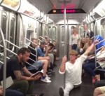 ＜動画＞ニューヨークの街角に突如現れた股割り男