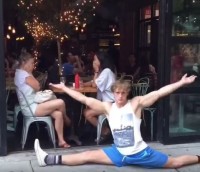 ＜動画＞ニューヨークの街角に突如現れた股割り男