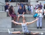 ＜動画＞ニューヨークの街角に突如現れた股割り男