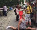 ＜動画＞ニューヨークの街角に突如現れた股割り男