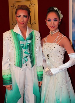 宝塚雪組公演の囲み取材に応じた早霧せいなと咲妃みゆ