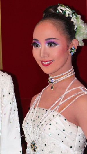 宝塚雪組公演の囲み取材に応じた咲妃みゆ