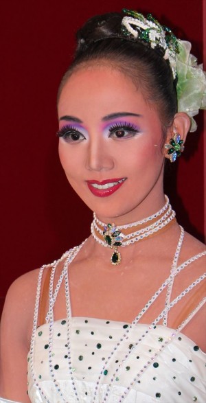 宝塚雪組公演の囲み取材に応じた咲妃みゆ