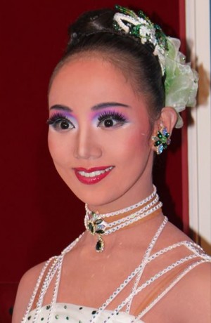 宝塚雪組公演の囲み取材に応じた咲妃みゆ