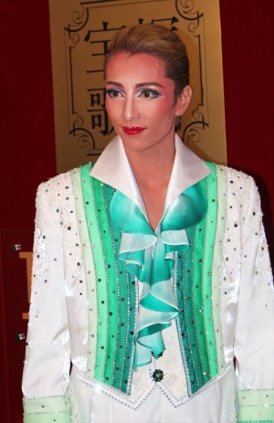 宝塚雪組公演の囲み取材に応じた早霧せいな