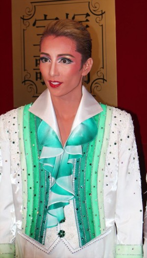 宝塚雪組公演の囲み取材に応じた早霧せいな