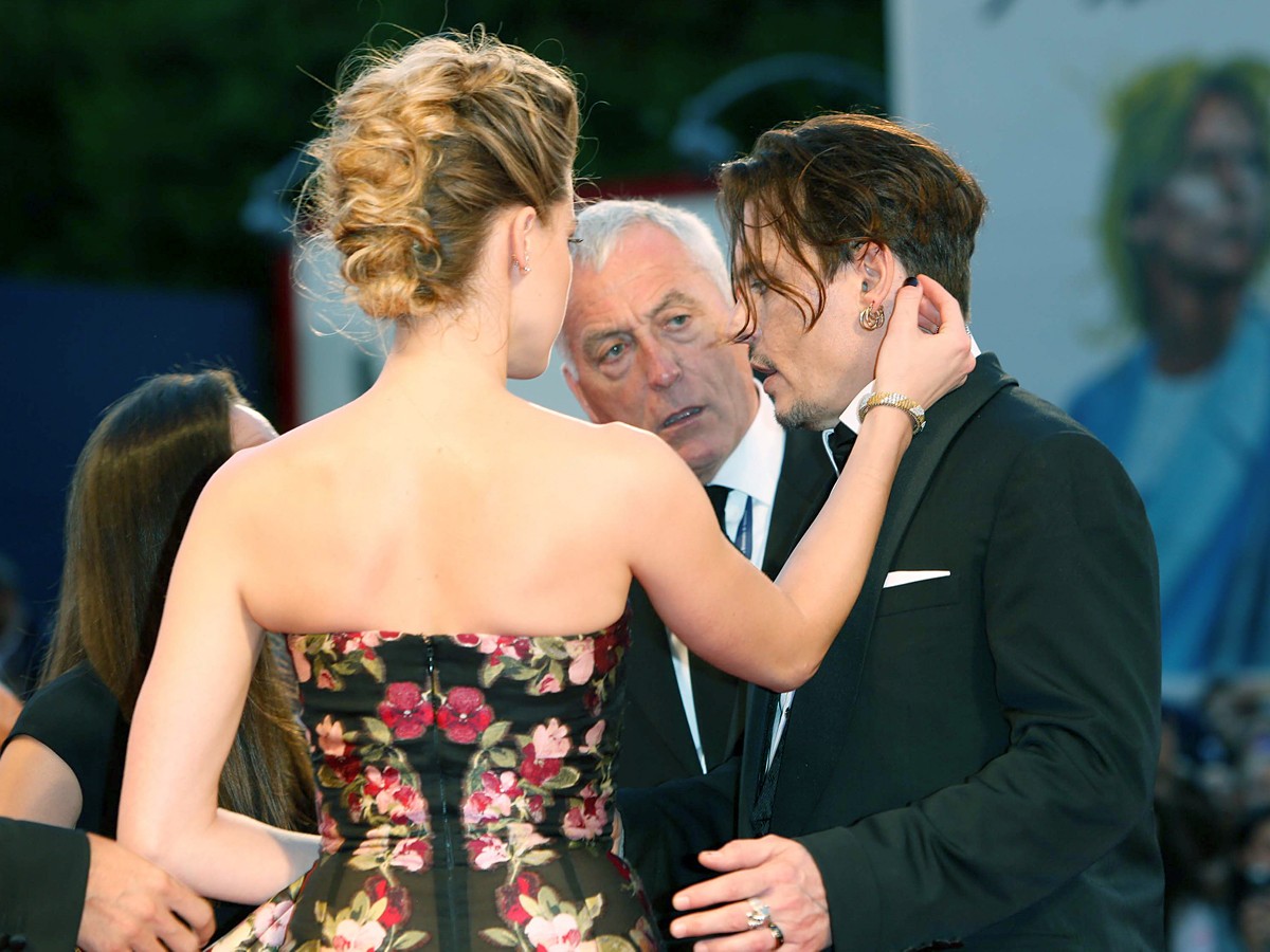 ジョニー・デップ＆アンバー・ハード、映画祭レッドカーペットでキス