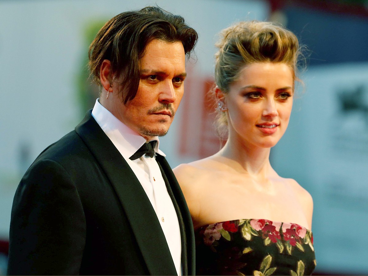 ジョニー・デップ＆アンバー・ハード、映画祭レッドカーペットでキス