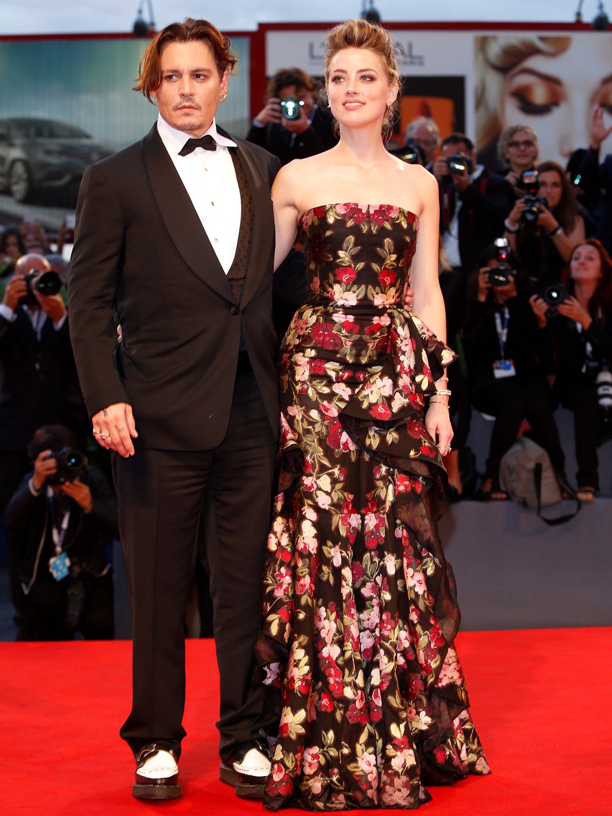 ジョニー・デップ＆アンバー・ハード、映画祭レッドカーペットでキス