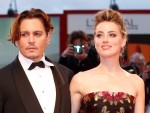 ジョニー・デップ＆アンバー・ハード、映画祭レッドカーペットでキス