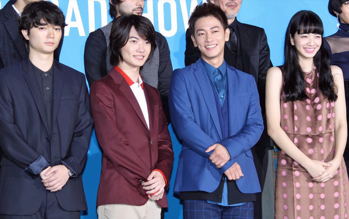 佐藤健、“山田孝之式腹筋”を披露する神木隆之介に苦笑い「こんなのやるの君だけ」