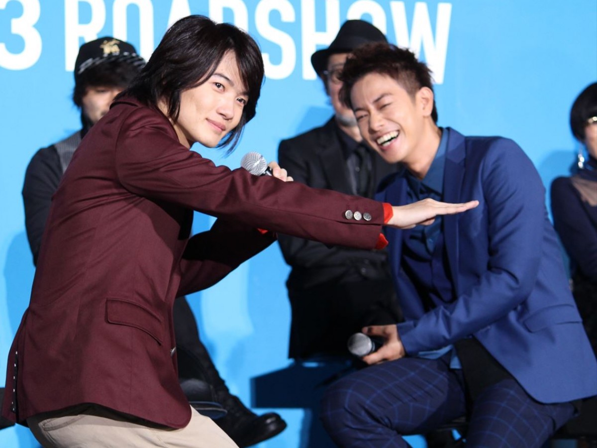 佐藤健、“山田孝之式腹筋”を披露する神木隆之介に苦笑い「こんなのやるの君だけ」