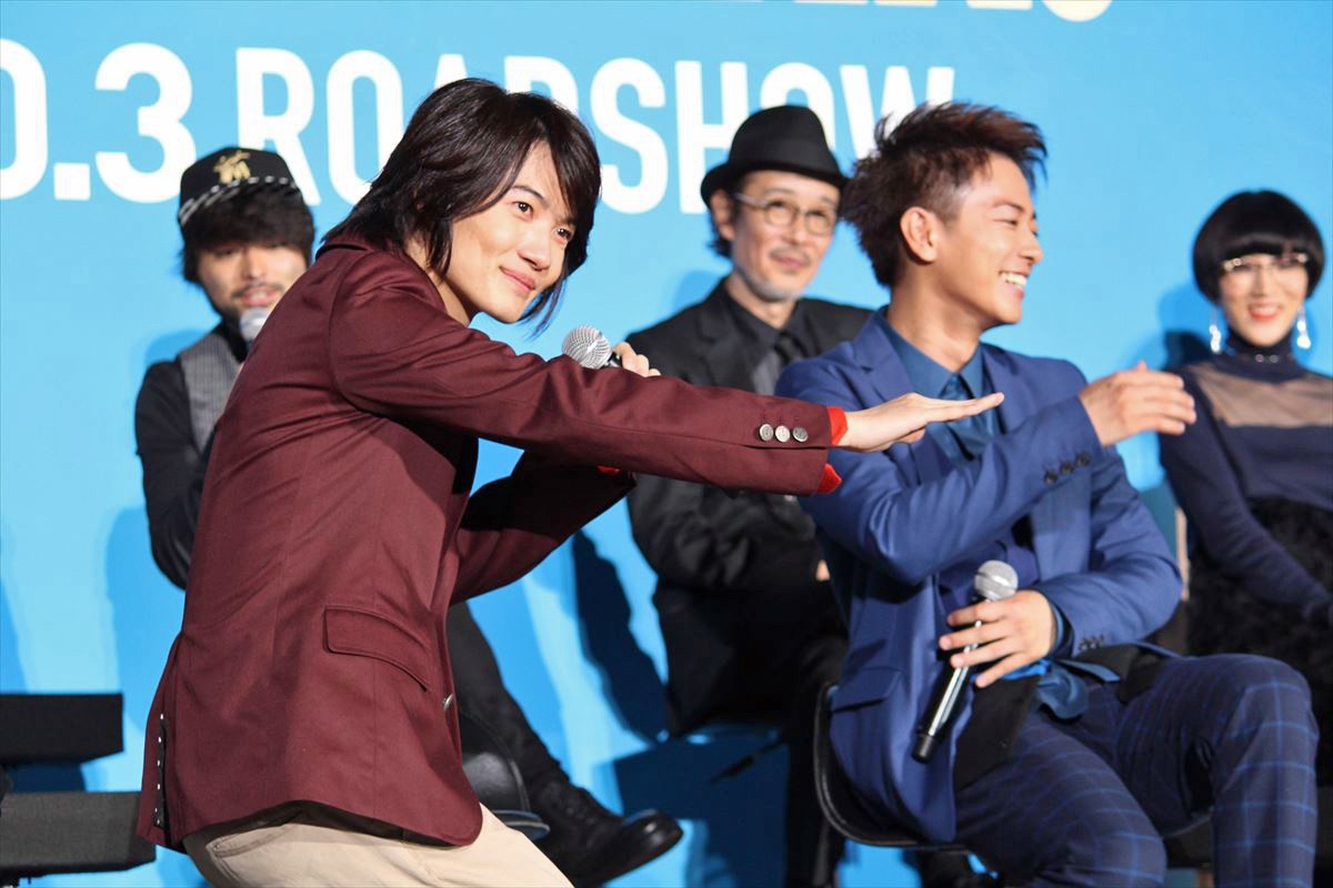 佐藤健、“山田孝之式腹筋”を披露する神木隆之介に苦笑い「こんなのやるの君だけ」