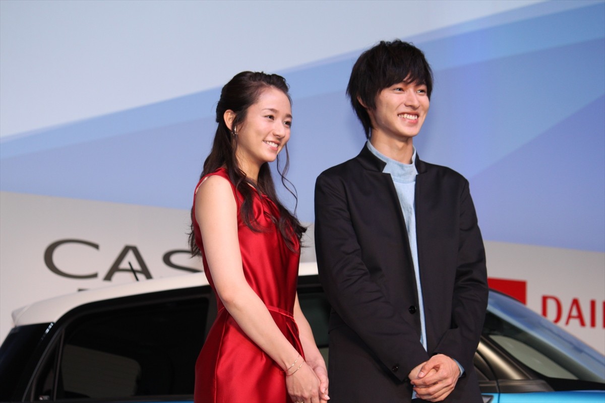 山崎賢人＆木村文乃、3年ぶりの再会　「大人っぽくなった」に“壁ドン王子”照れ笑い