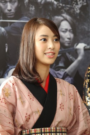 舞台『AZUMI 幕末編』記者会見に出席した岡本あずさ