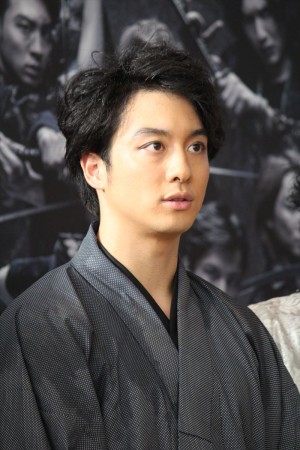 舞台『AZUMI 幕末編』記者会見に出席した渡部秀