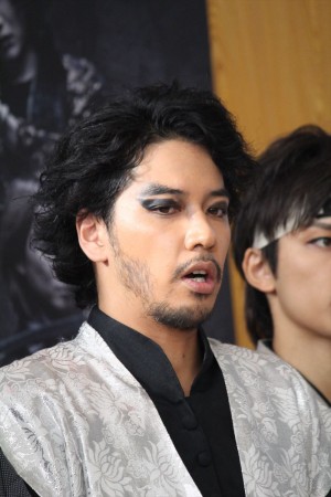 舞台『AZUMI 幕末編』記者会見に出席した佐藤祐基