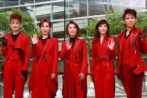 舞台『ＳＵＰＥＲ　ＧＩＦＴ！』初日公演前、囲み取材の様子