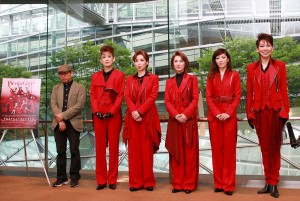 舞台『ＳＵＰＥＲ　ＧＩＦＴ！』初日公演前、囲み取材の様子