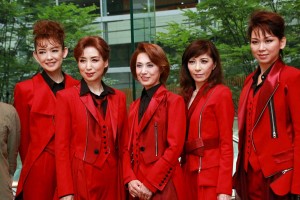 舞台『ＳＵＰＥＲ　ＧＩＦＴ！』初日公演前、囲み取材の様子