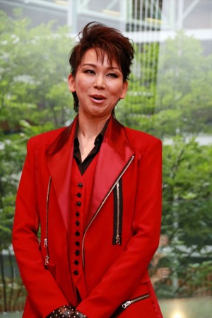 舞台『ＳＵＰＥＲ　ＧＩＦＴ！』囲み取材に出席した湖月わたる