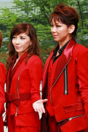 舞台『ＳＵＰＥＲ　ＧＩＦＴ！』囲み取材に出席した安寿ミラ、湖月わたる（左から）