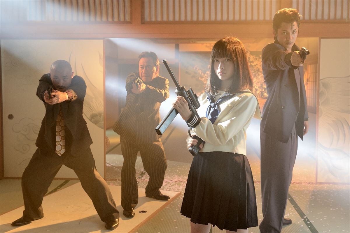 『セーラー服と機関銃』橋本環奈のセーラー服姿解禁！共演は長谷川博己、安藤政信