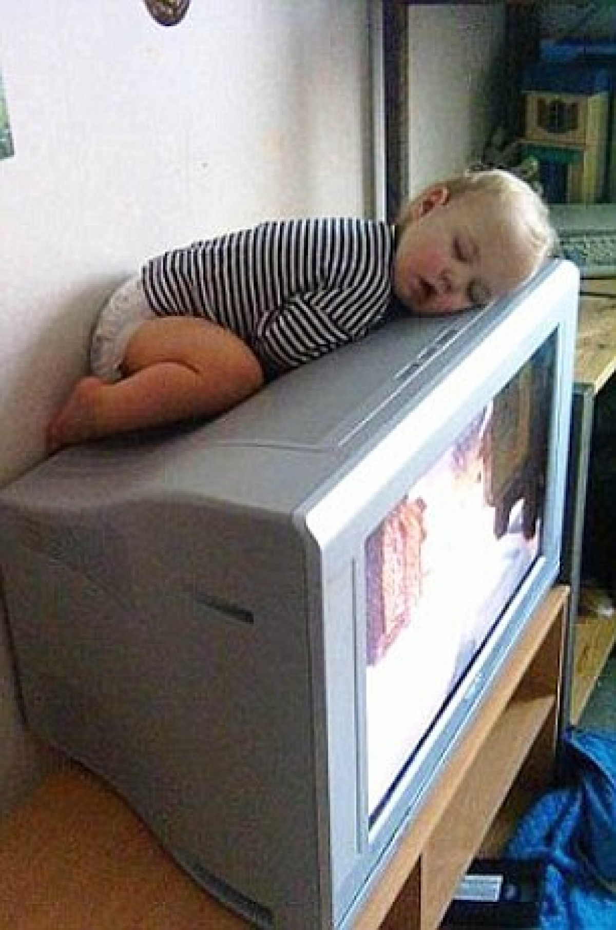 パンの上で、テレビの上で…想定外の場所で眠る子ども達の写真がスゴい