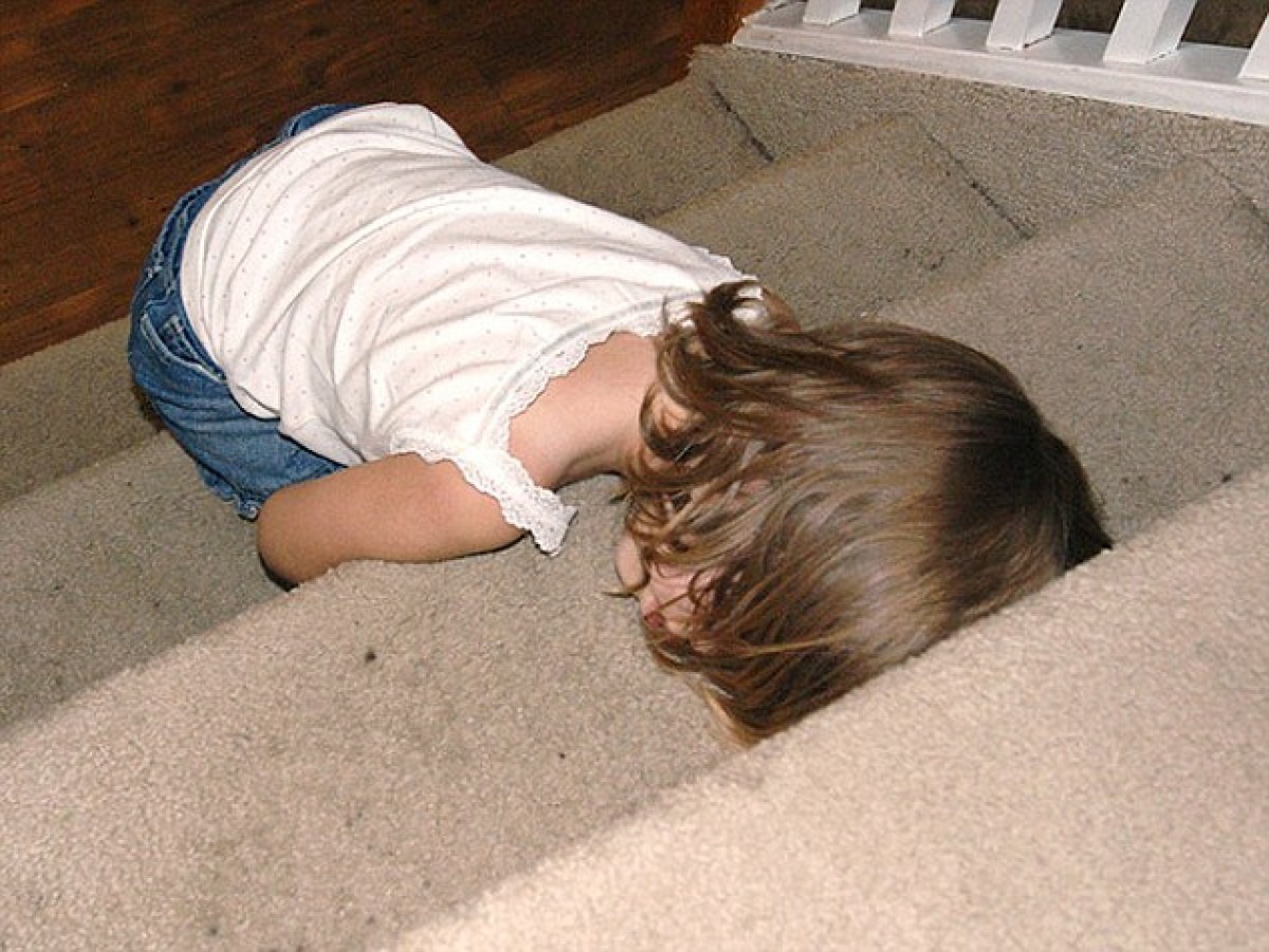パンの上で、テレビの上で…想定外の場所で眠る子ども達の写真がスゴい