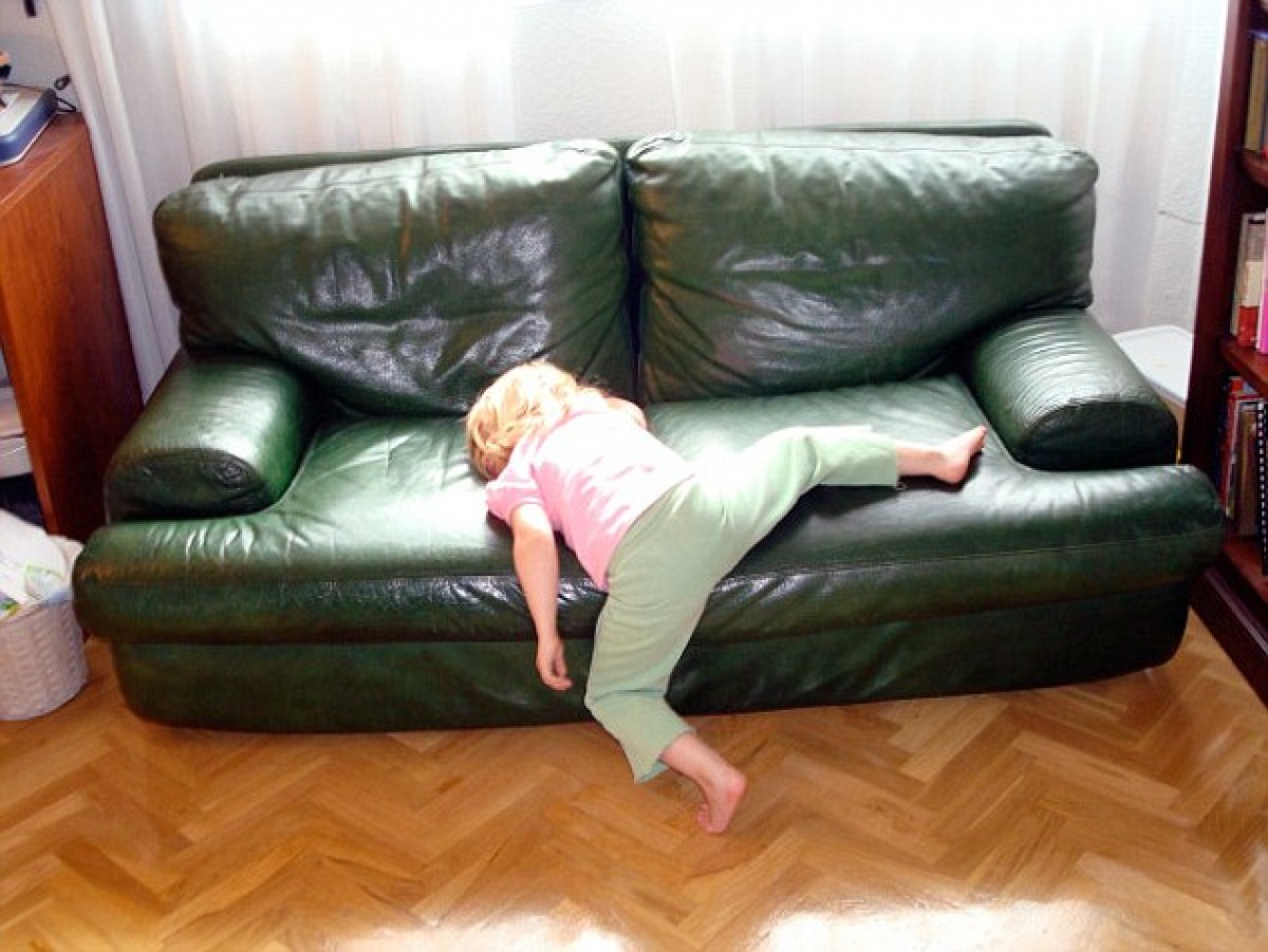 パンの上で、テレビの上で…想定外の場所で眠る子ども達の写真がスゴい