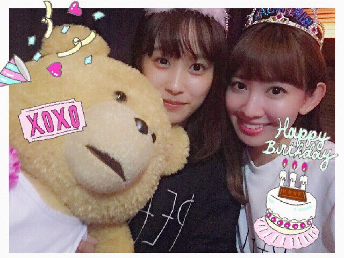 テッドも一緒!高橋愛&小嶋陽菜のバースデー2ショット