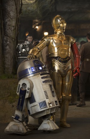 『スター・ウォーズ』C‐3POの左腕が“赤”に！ R2‐D2との名コンビ、最新画像解禁