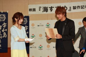 『海すずめ』製作発表記者会見で板割を披露する武田梨奈