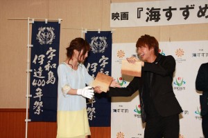 『海すずめ』製作発表記者会見で板割を披露する武田梨奈