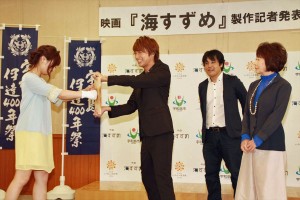 『海すずめ』製作発表記者会見で板割を披露する武田梨奈