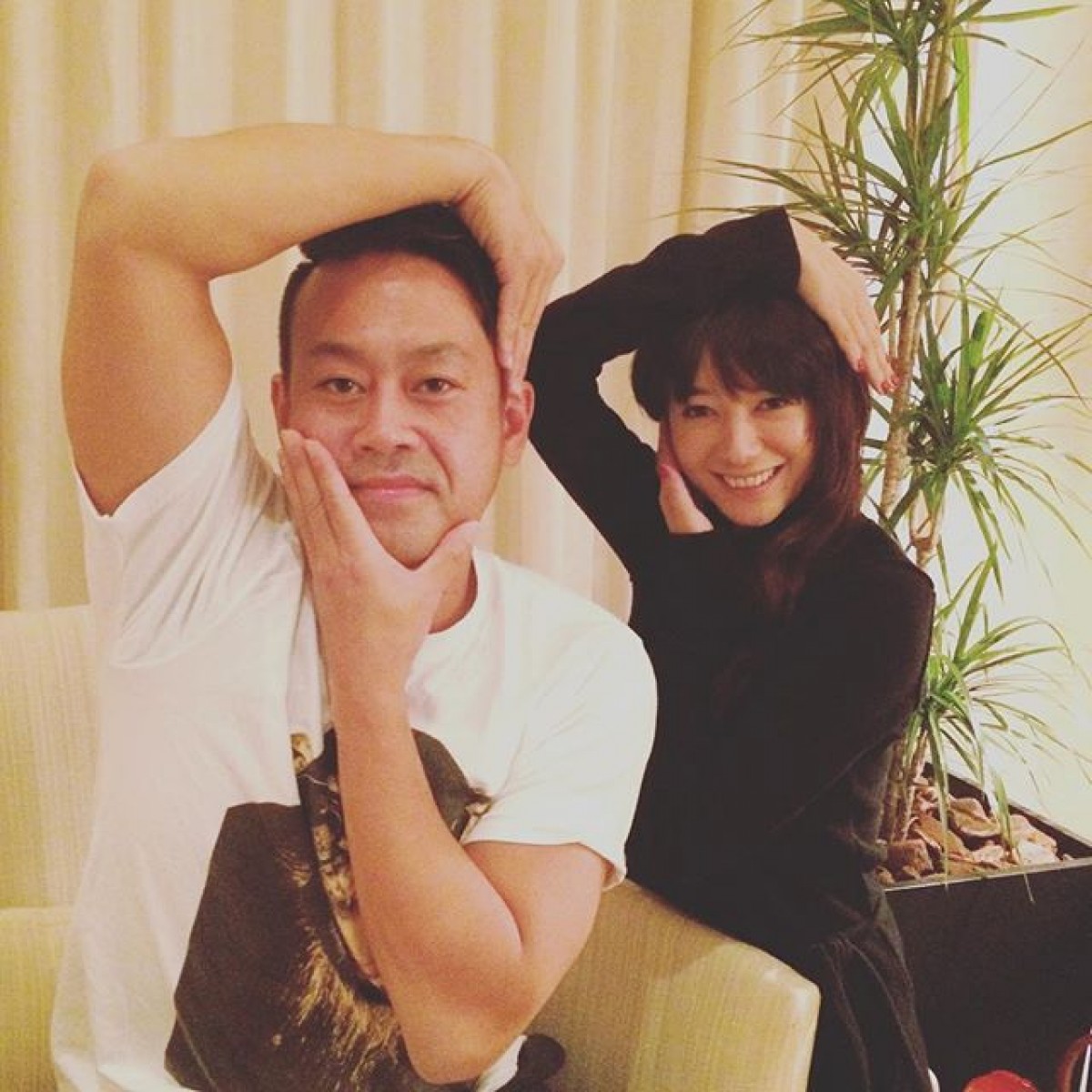 真木よう子が公開した“カズニョロ”ポーズで宮川との2ショット