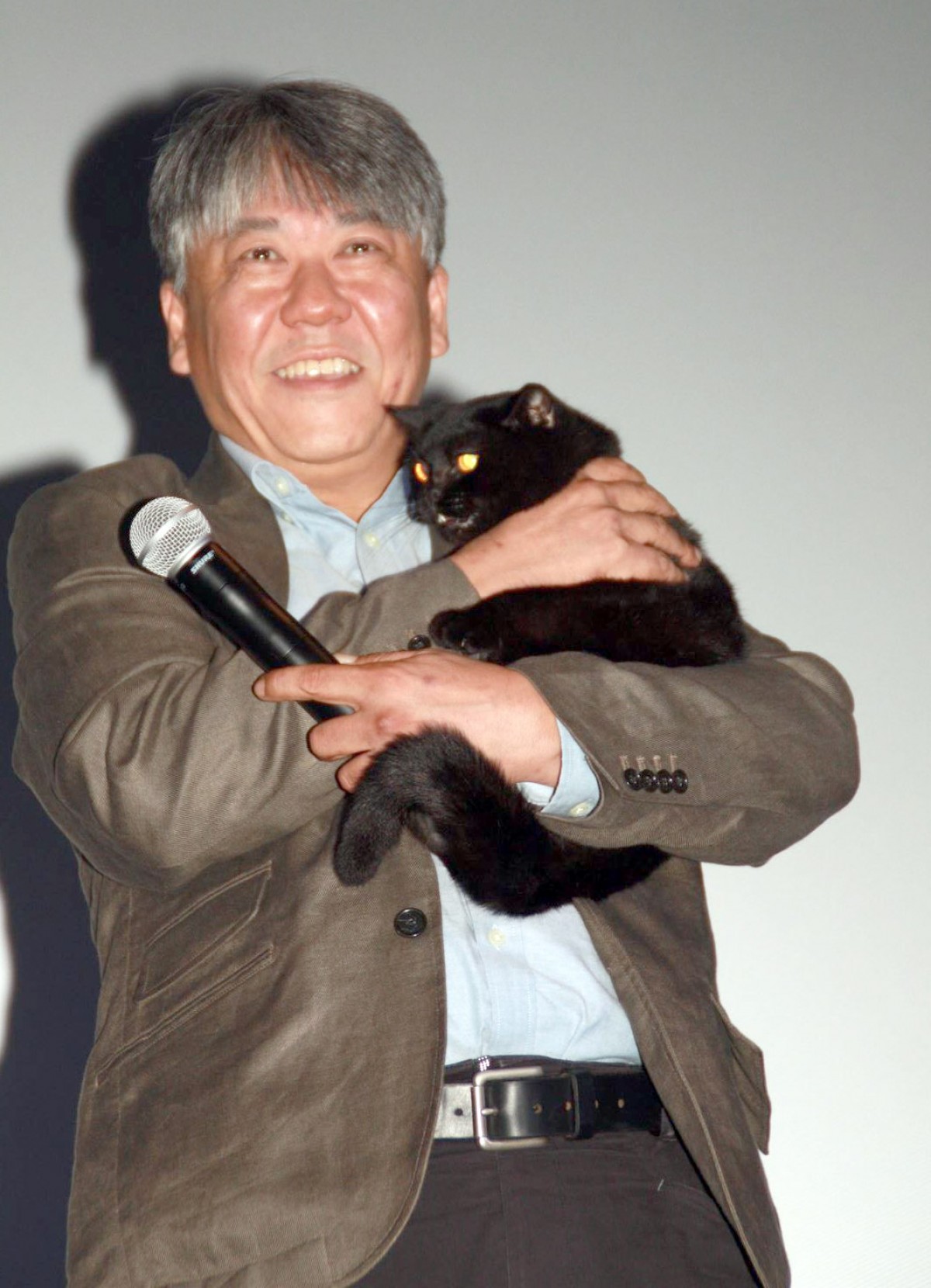 『猫侍』大人気の白猫＆黒猫、お客さんをお見送り！ 可愛さあふれる舞台挨拶
