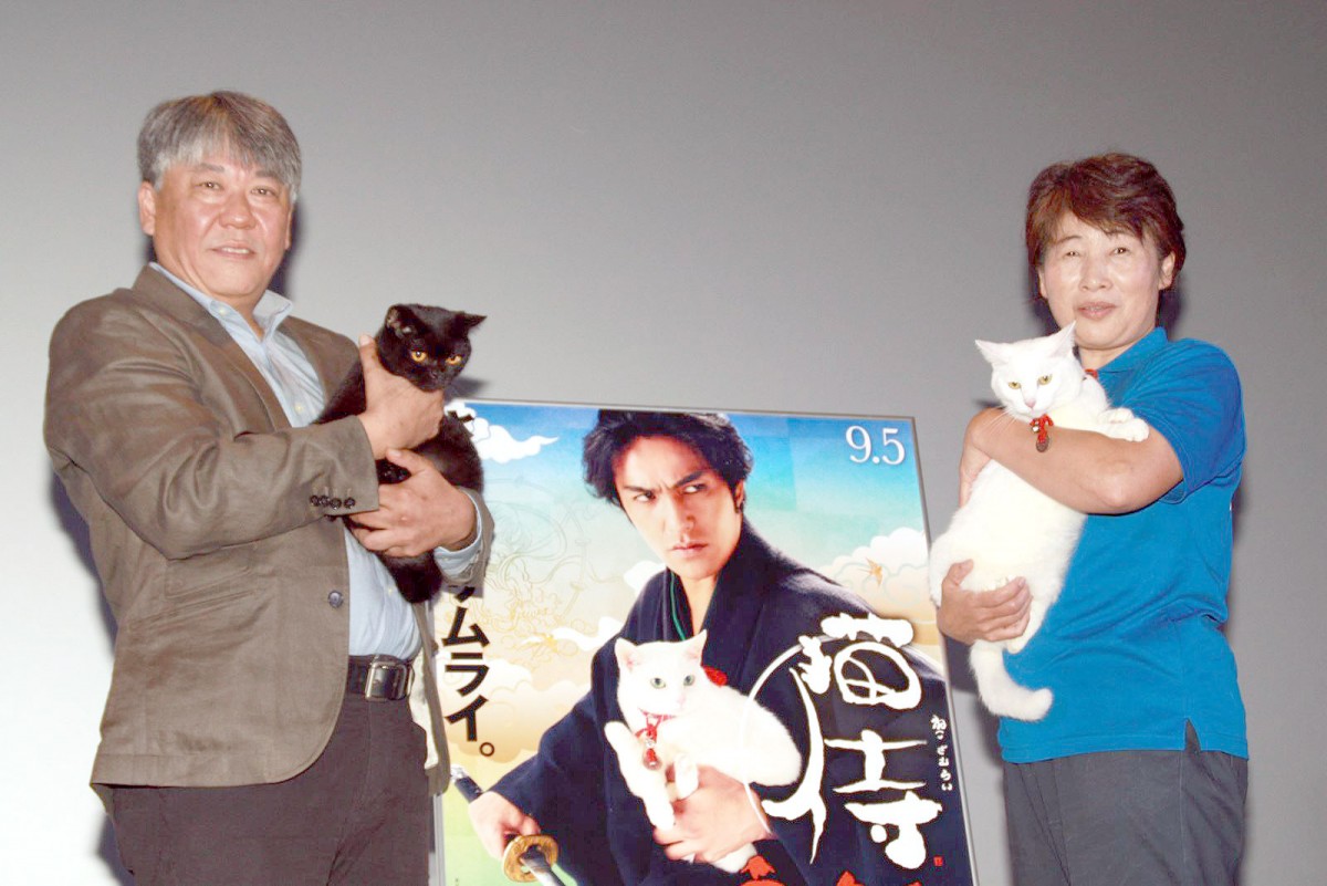 『猫侍』大人気の白猫＆黒猫、お客さんをお見送り！ 可愛さあふれる舞台挨拶